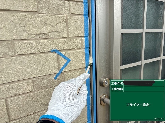 名取市で玄関まわりと外壁目地にプライマー塗布とコーキング打ち込みを行った補修工事